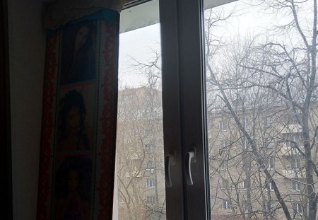 В Бутырском районе одинокий ветеран всю зиму прожил с подпёртым шваброй окном